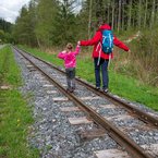 Jazda vláčikom na Čiernohronskej železnici deti pozitívne naladí.