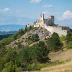 Pohľad na hrad z hrebeňa Malých Karpát.