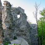 Vonkajšie hradby hradu Tematín.