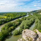 Výhľady z vrchných častí hradu na rieku Moravu