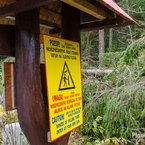 Upozornenie na nebezpečenstvo padajúcich stromov.