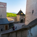 Pohľad na vrchné nádvorie Trenčianskeho hradu.