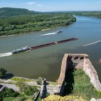 Pohľad na tok Dunaja z hradu Devín