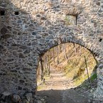 Pohľad na vstupnú bránu hradu Revište z vnútornej strany.