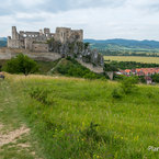 Pohľad na hrad Beckov z lúk pod Považským Inovcom.