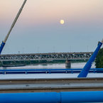 Mesiac a Prístavný most z Mosta Apollo
