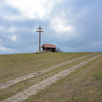 Objekty prístrešku a kríža na Ostrom vrchu.