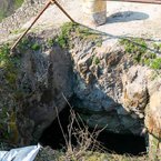 Nebezpečné otvory vo vrchných častiach hradu Revište.