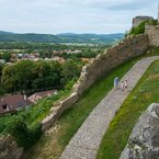 Výhľad z vyhliadkovej veže nad vstupom do hradu Beckov.