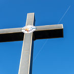 V strede kríža je symbol svätého roku 2000, nazývaného tiež ako veľké jubileum.