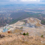 Pohľad zo skalného sanktuária na kameňolom pri obci Ladce.