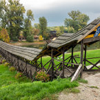 Most cez rameno rieky Malý Dunaj, pri vodnom mlyne.