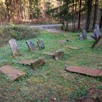Židovský cintorín na ktorý narazíte zhruba v polovici trasy medzi Dobrou Vodou a Dobrovodským hradom