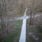 Križovatka chodníkov uprostred lesa