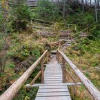 Spodná, drevená vyhliadková plošina pri Kmeťovom vodopáde, ktorá zároveň slúži ako most. 