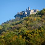 Pohľad smerom na Plavecký hrad z Plaveckého podhradia.