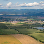 Výhľady na Považský Inovec a oblasť Čachtíc.