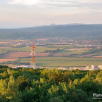Pohľad z vyhliadkovej veže na Devínskej Kobyle až k hlavnému hrebeňu Malých Karpát.