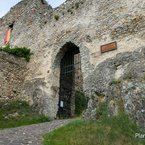 Brána do hradu Beckov.