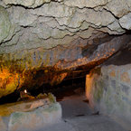 Vstup do travertínovej jaskyne pod zámkom.