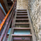 Drevené schody vedúce na vyhliadkovú vežu pri vstupe do hradu.