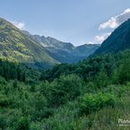 Pohľad Žiarskou dolinou smerom k hlavnému hrebeňu Západných Tatier na obzore..