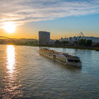 Pokoj na Dunaji stelesňujú výletné lode.