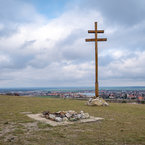 Pamätný kríž nad Gbelmi.