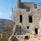 Výstup na vyhliadkovú plošinu hradu Revište.