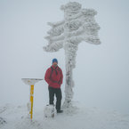 Spokojný turista na vrchole zimného Kľaku.