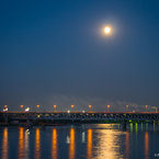 Prístavný most podvečer. Výhľad z mosta Apollo.