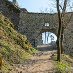 Vstupná brána do hradu Revište.