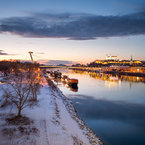 Zimná fotografia Mosta SNP a Bratislavského hradu pri pohľade od Starého mosta
