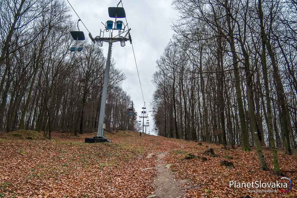 Beh pod lanovkou na Kamzík. Prvá tretina dvestometrového stúpania je slušný ,,strmák".
