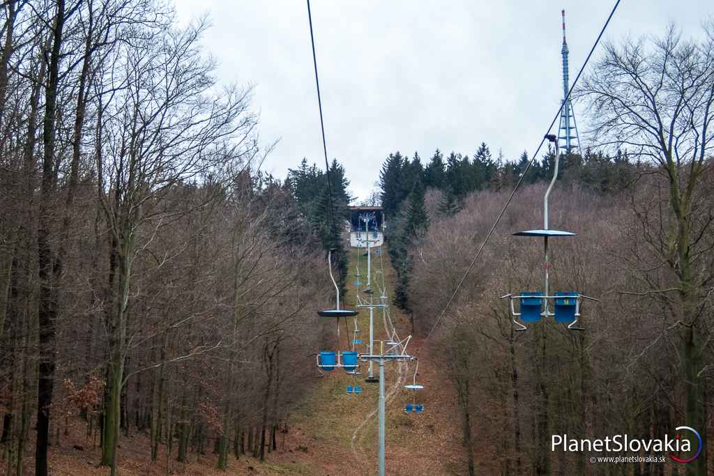 Horná stanica lanovky. Lanovke to hore trvá 12  minút. Za koľko to dáte vy?