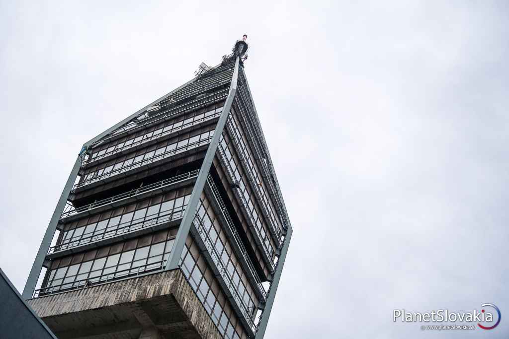 Pohľad zblízka na monument. Za odmenu na najvyššom bode si môžete dopriať pohľad na toto zaujímavé technické dielo hlavného mesta.