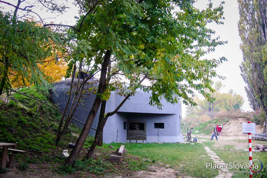 Bunker Hřbitov. Množstvo hodín práce dobrovoľníkov, dokázalo zachrániť tento objekt. Dnes je tu zriadené múzeum a koná sa množstvo zaujímavých akcií.