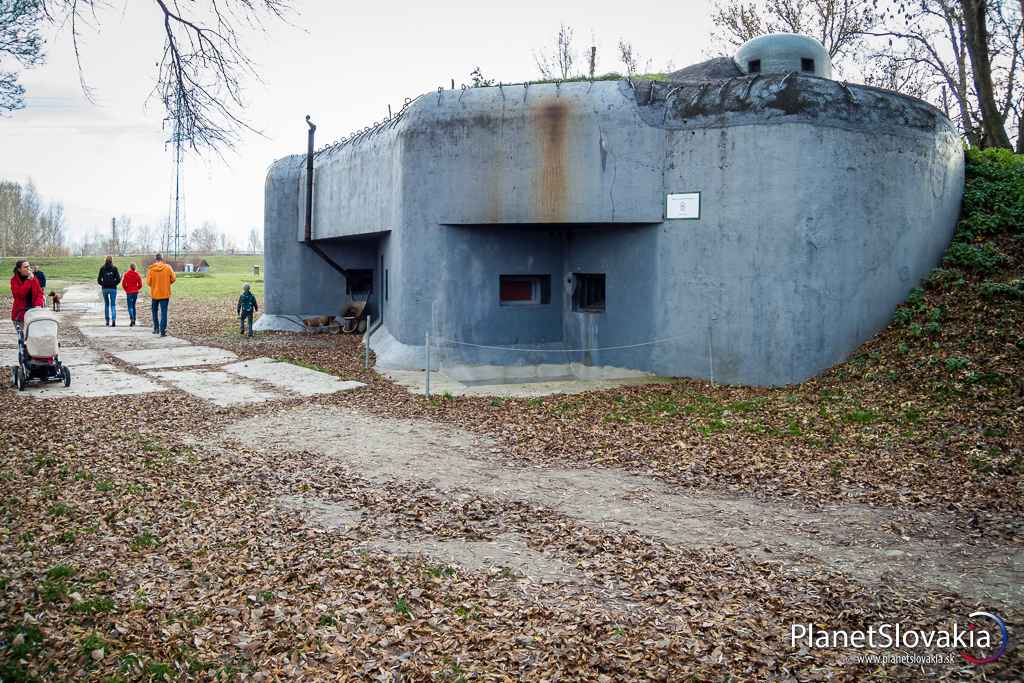 Bunker B-S-4 Lány. Bunker ťažkého opevnenia sa podarilo zachovať. Je dobre dostupný pešo i na bicykli.