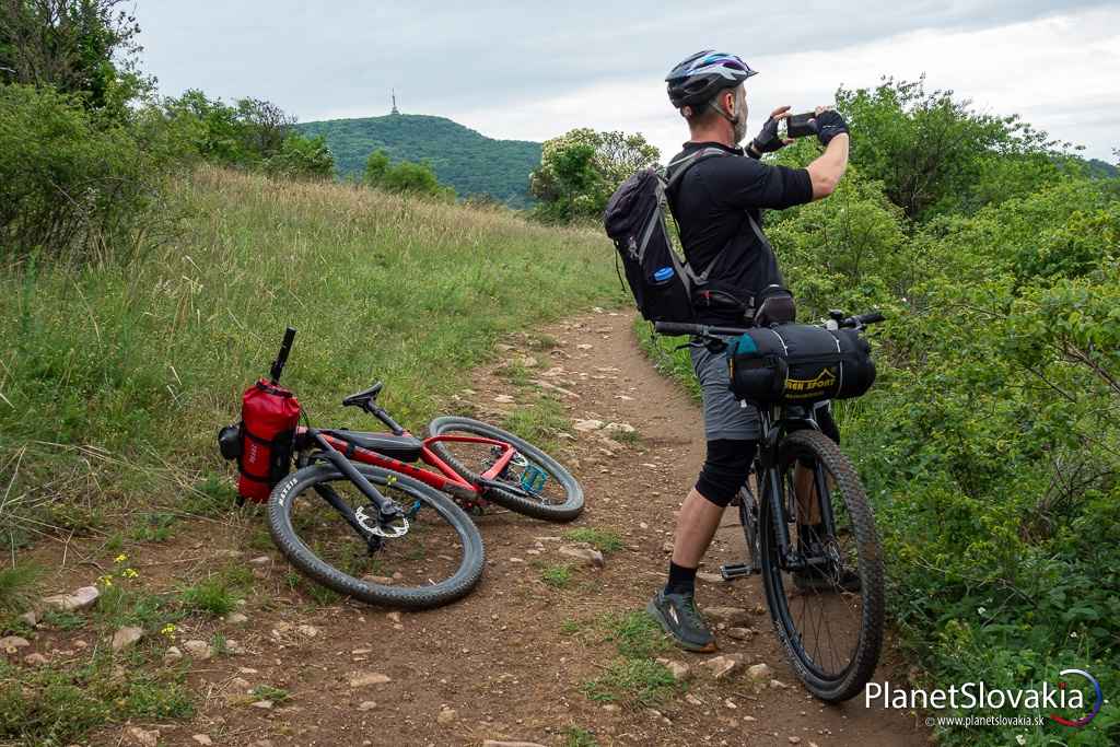 Cykloprechod Tribečom a úvodné kilometre na modrej cyklotrase v oblasti tesne za Zoborom.