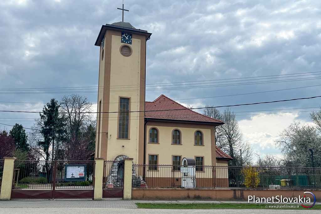 Kostol Panny Márie Snežnej v obci Tureň patrí k sakrálnym pamiatkam, na ktoré narazíte na tomto cyklookruhu.