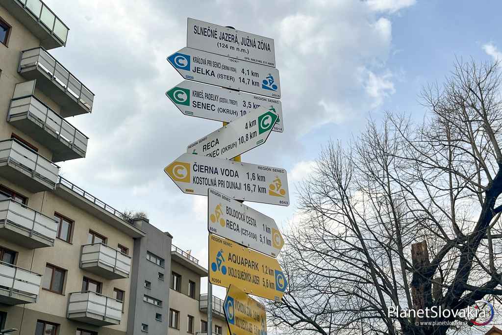 Križovatka cyklotrás v Senci pri Slnečných jazerách.