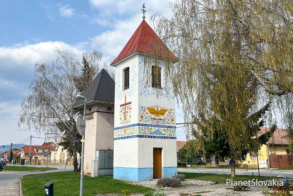 Evanjelická zvonica vo Viničnom sa taktiež nachádza pri žltej cyklotrase. Patrí k najkrajším pamiatkam na cyklookruhu.