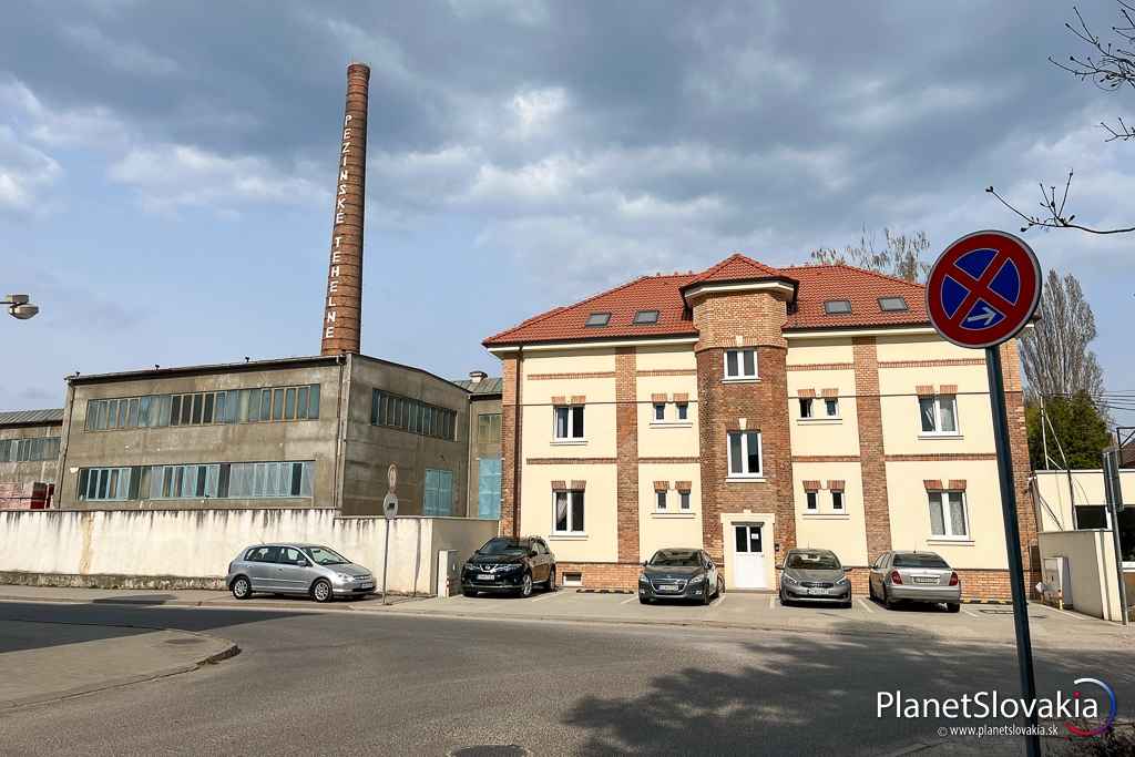 Na cykloprechode nás zaujala v súčasnosti už historická stavba pezinskej tehelne.