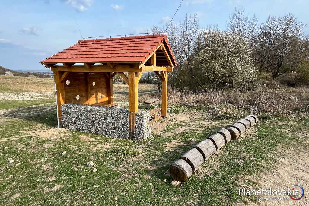 Prístrešok na žltej cyklotrase vo vinohradoch nad Pezinkom.