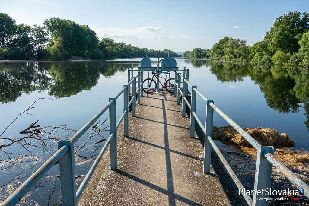 Vodná nádrž Ronava je taktiež dosiahnuteľná bicyklom. Vyznačuje sa mimoriadne pokojným prostredím.