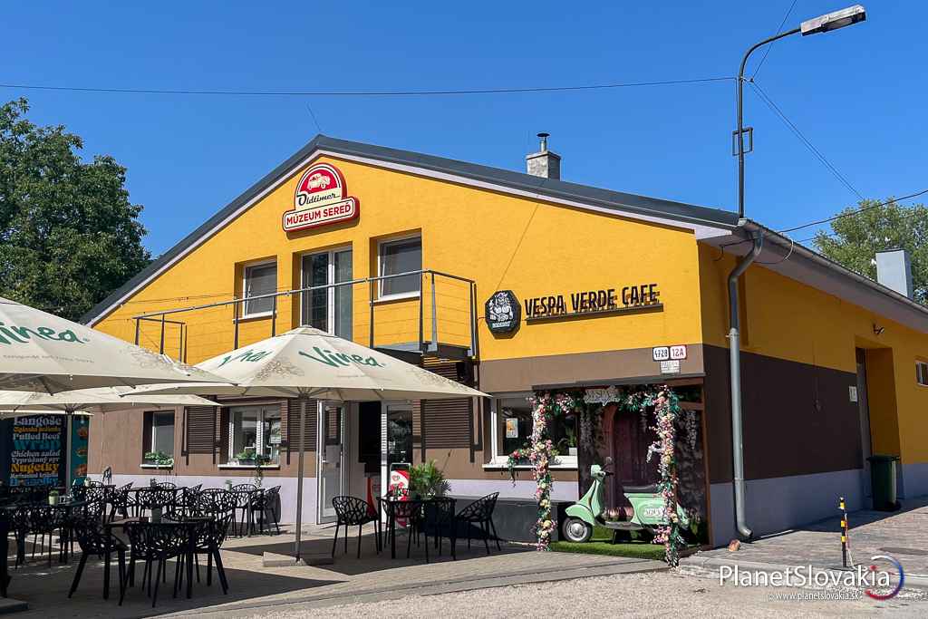 Občerstvenie a súčasne múzeum oldtimerov v Seredi počas cyklotúry popri Váhu.