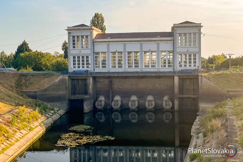Vodohospodárske dielo na Komárňanskom kanále pri pohľade z Vážskej cyklomagistrály.