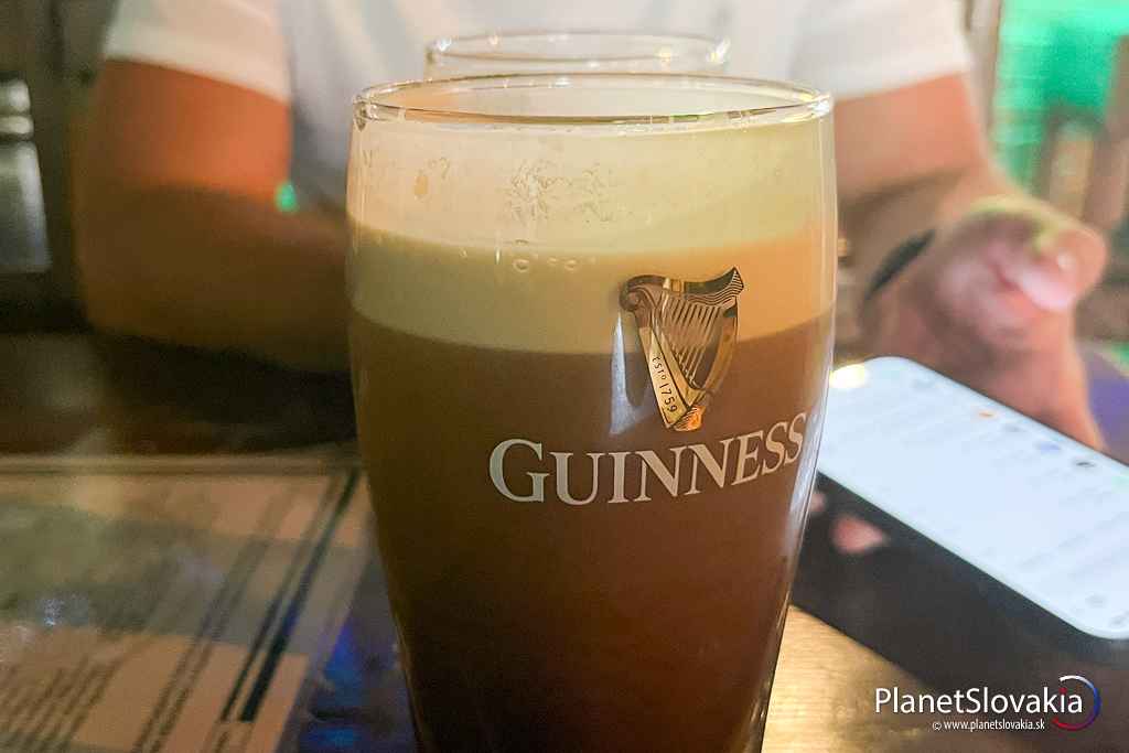 V Komárne na Námestí Európy čapujú skvelý Guinness. Dokonalá odmena za útrapy prvého dňa našej cyklotúry.
