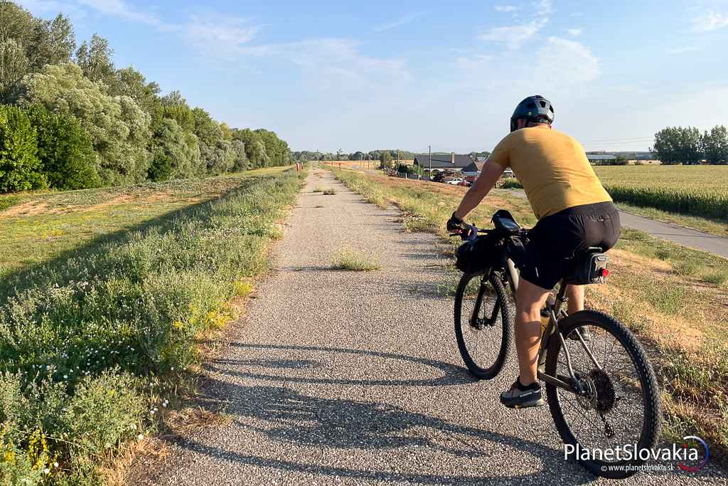 Prvá ranné kilometre z Komárna po zelenej cyklotrase smerom na Komoču v blízkosti Vrbovej nad Váhom.