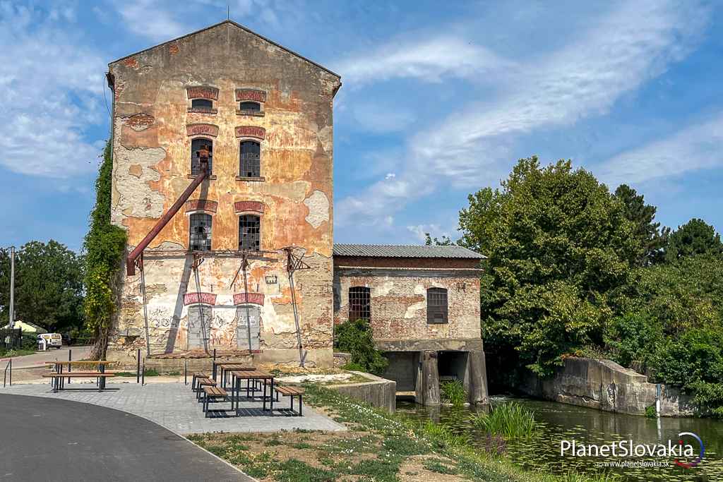 Architektonicky jedna z najzaujímavejších zastávok počas nášho cykloprechodu popri Váhu a Nitre - starý Mlyn na rieke Malá Nitra.
